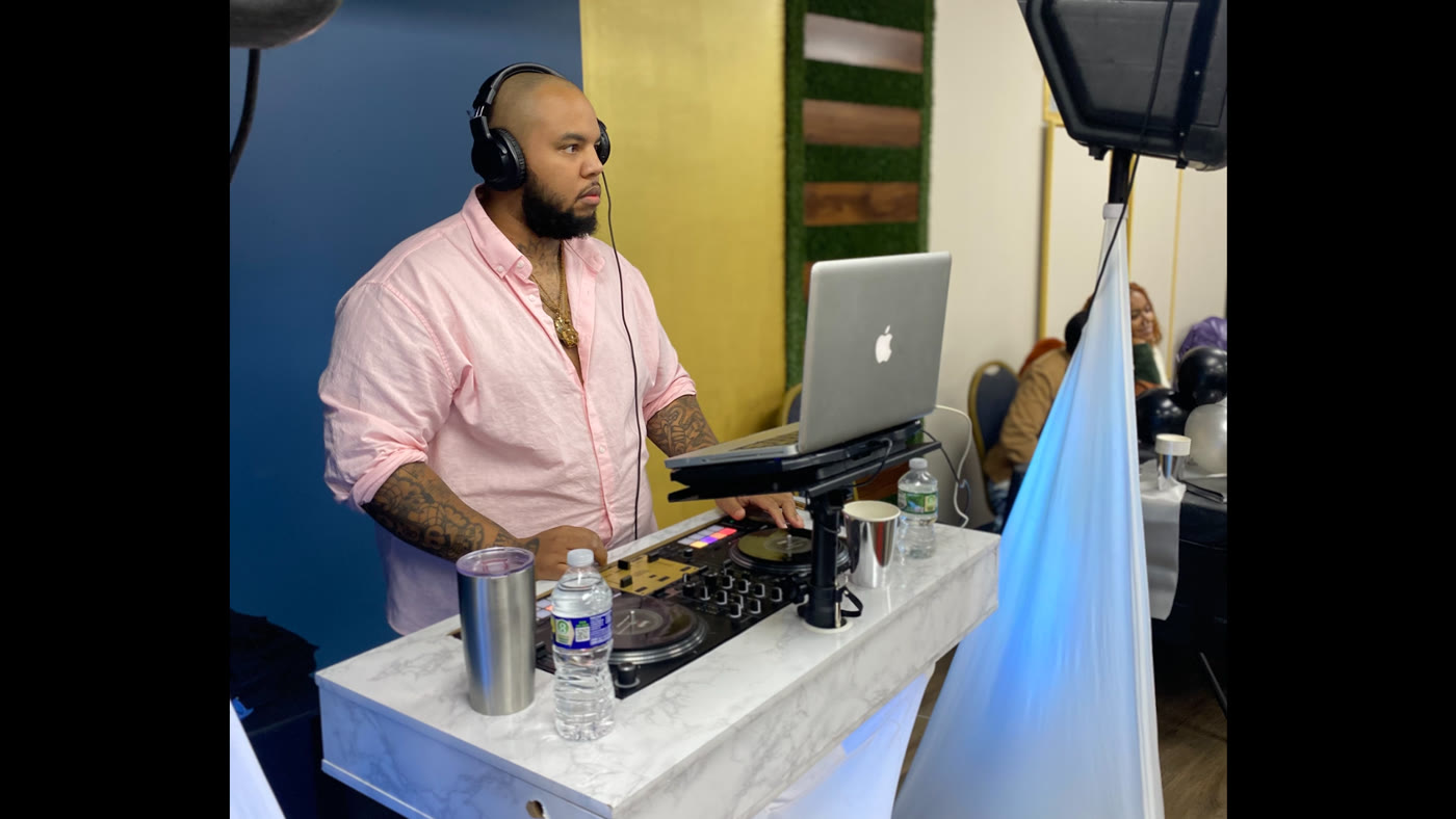DJ GMi performing